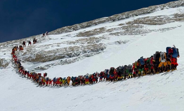 Everest'te Tarihi Gün: Bir Günde 274 Dağcı Zirveye Ulaşarak Rekor Kırdı