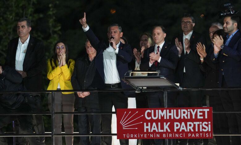 Özgür Özel'den Kararlılık Mesajı: "Baba Ocağına Sahip Çıkmak İçin Nöbetteyiz, Hiçbir Yere Gitmiyorum"