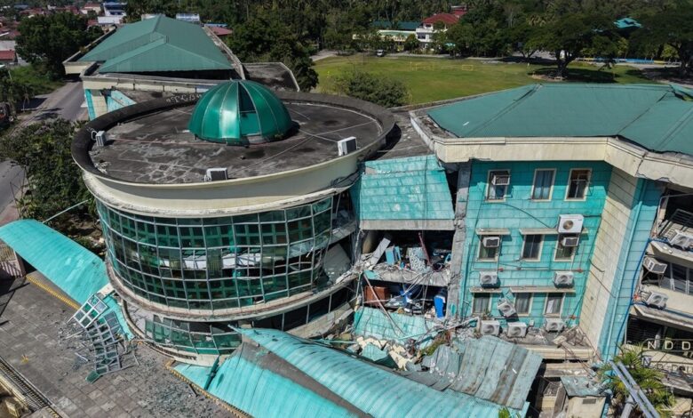 Filipinler'de 7,8 büyüklüğündeki depremde can kaybı 37'ye çıktı