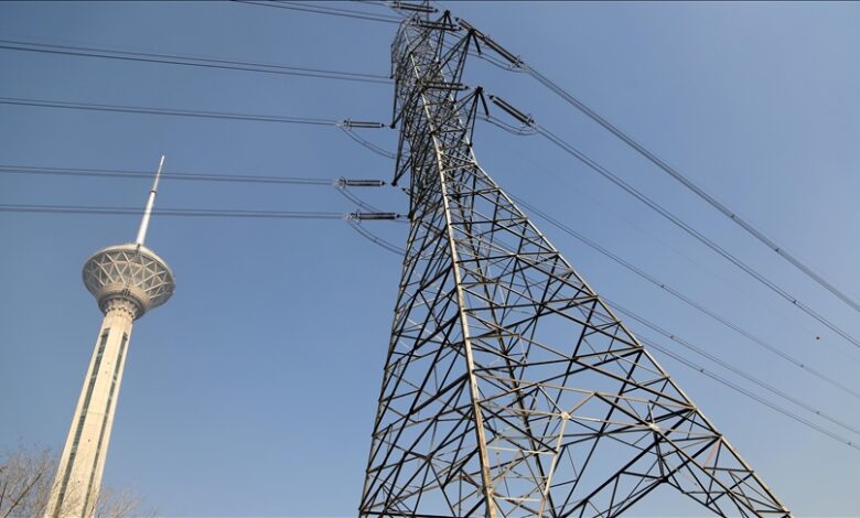Tahran'da tasarruf tedbirlerine uymayan 30 kamu kurumunun elektriği kesildi