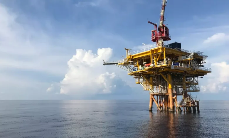 Küresel Piyasalarda Petrol Fiyatları Geriliyor: Brent Petrol 76,66 Dolar Seviyesinde