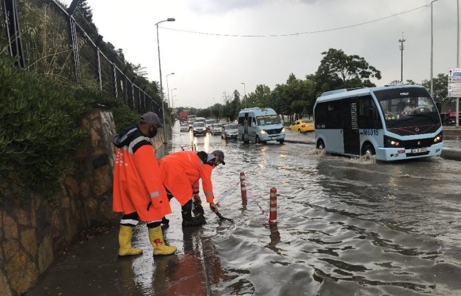 İstanbul'da Sağanak Yağış Etkili Oldu: Üsküdar Sahaflar Çarşısı ve Harem Sahil Yolu'nu Su Bastı