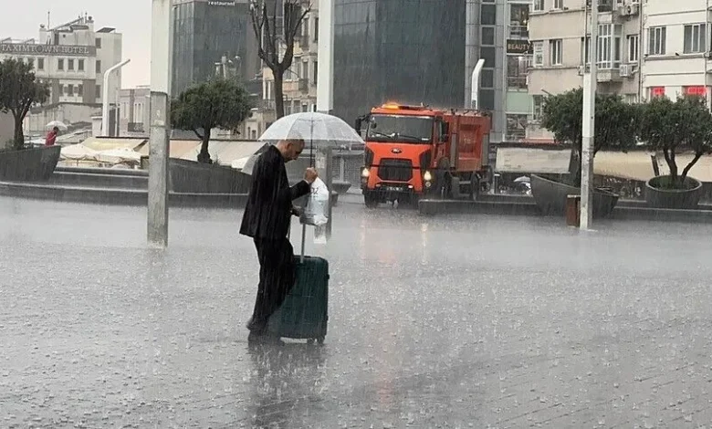 İstanbul'da Kuvvetli Sağanak Yağış Hayatı Felç Etti: Birçok İlçede Su Baskınları Yaşandı