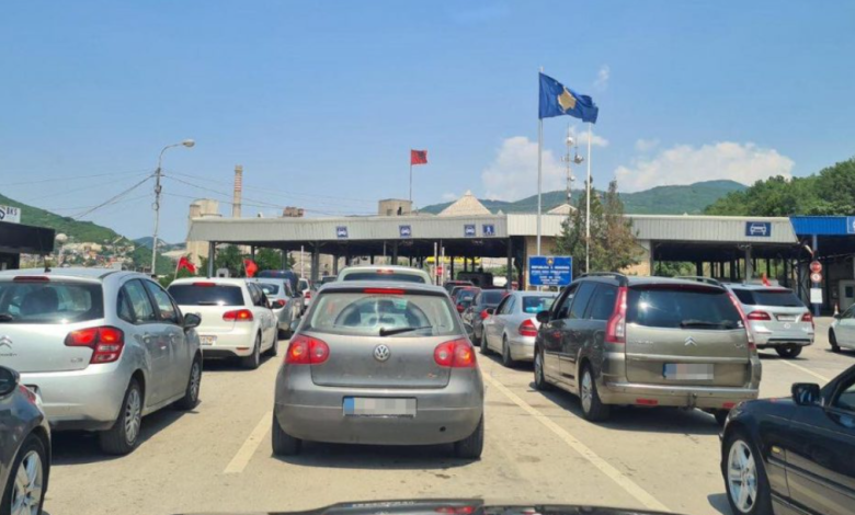 Kosova-Arnavutluk Sınırında Kilometrelerce Araç Kuyruğu: Sıkı Denetimler ve Kaza Trafiği Kilitledi