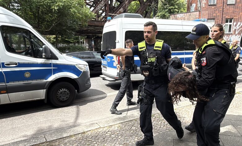 Berlin'de Rheinmetall protestosuna polis müdahalesi