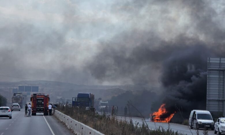 Lefkoşa Kuzey Çevre Yolu'nda araç yangını: Alevler araziye sıçradı