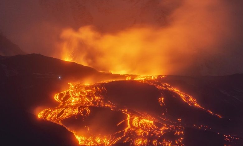 Etna Yanardağı'ndaki kül püskürtmesi uçuşları aksatmayı sürdürüyor