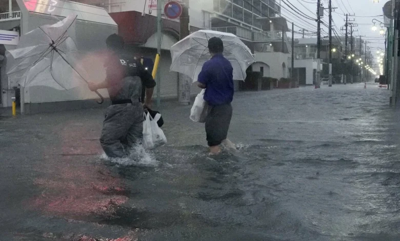 Japonya'yı vuran Dujuan Tayfunu nedeniyle 2 kişi yaşamını yitirdi