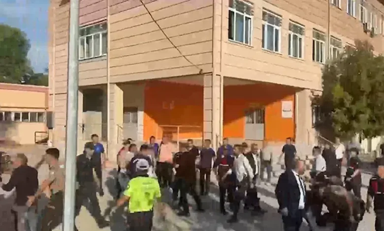 Manisa Turgutlu'da lise önünde silahlı saldırı: Sekiz kişi yaralandı, şüpheli yakalandı