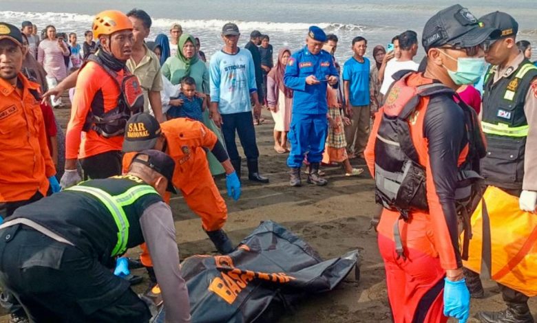 Endonezya'da batan feribotta 52 kişinin cansız bedenine ulaşıldı