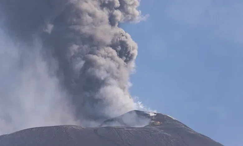 İtalya'da Etna yanardağının kül püskürtmesi hava ulaşımını aksattı