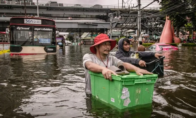 Tayland'ın başkenti Bangkok'ta şiddetli seller nedeniyle binlerce kişi tahliye edildi