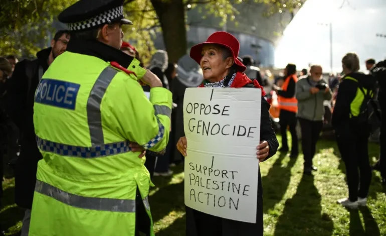 İngiltere dışişleri bakanı ed miliband, palestine action protestolarıyla karşılaştı