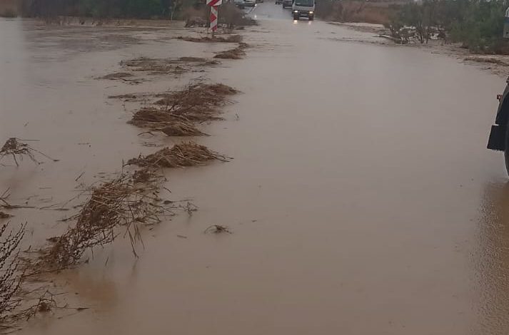 Yılmazköy ile Kılıçaslan arasındaki dere taştı, yol trafiğe kapatıldı