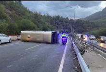 LEFKOŞA-GİRNE ANA YOLUNDA OTOBÜS DEVRİLDİ: 2 KİŞİ YARALANDI