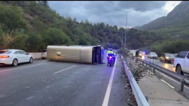 LEFKOŞA-GİRNE ANA YOLUNDA OTOBÜS DEVRİLDİ: 2 KİŞİ YARALANDI