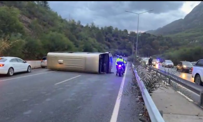 LEFKOŞA-GİRNE ANA YOLUNDA OTOBÜS DEVRİLDİ: 2 KİŞİ YARALANDI