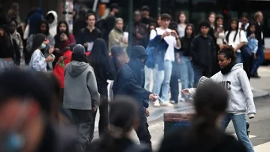 BELÇİKA'DA EĞİTİM REFORMLARINI PROTESTO EDEN ÖĞRENCİLER BRÜKSEL'DE OKULUN GİRİŞİNİ KAPATTI