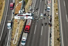 MANİSA'DA FACİA: ÇEKİCİNİN TUR OTOBÜSÜNE ÇARPTIĞI KAZADA 11 KİŞİ HAYATINI KAYBETTİ, 27 KİŞİ YARALANDI