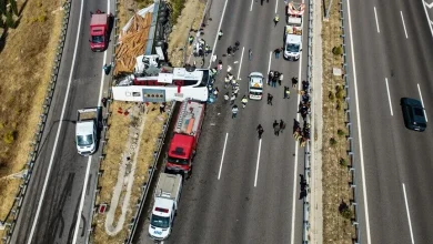 MANİSA'DA FACİA: ÇEKİCİNİN TUR OTOBÜSÜNE ÇARPTIĞI KAZADA 11 KİŞİ HAYATINI KAYBETTİ, 27 KİŞİ YARALANDI