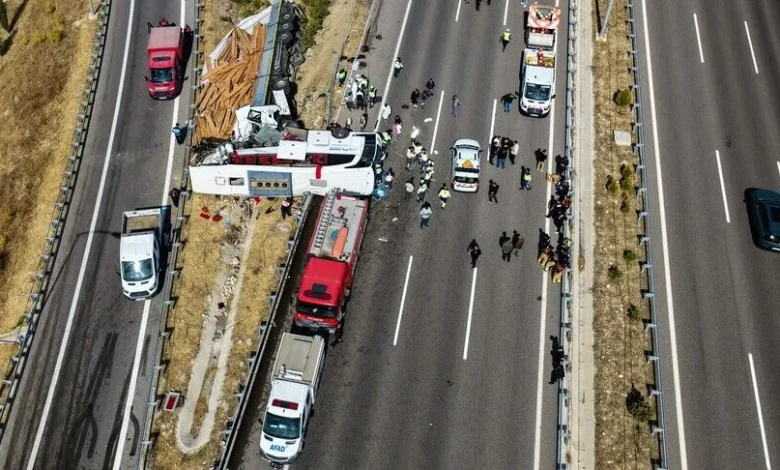 MANİSA'DA FACİA: ÇEKİCİNİN TUR OTOBÜSÜNE ÇARPTIĞI KAZADA 11 KİŞİ HAYATINI KAYBETTİ, 27 KİŞİ YARALANDI