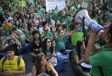 İSPANYA'NIN BAŞKENTİ MADRİD'DE EĞİTİM PERSONELİ GREVE GİTTİ, ÖĞRENCİLER SOKAKLARA İNDİ