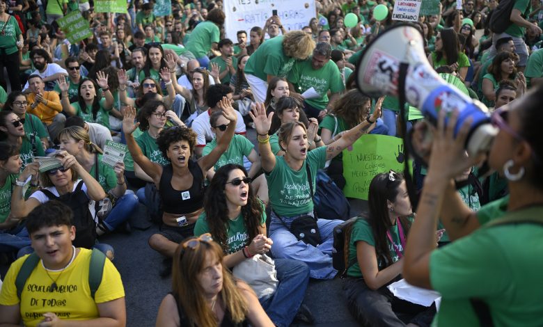 İSPANYA'NIN BAŞKENTİ MADRİD'DE EĞİTİM PERSONELİ GREVE GİTTİ, ÖĞRENCİLER SOKAKLARA İNDİ