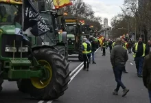 İSPANYA'NIN KATALONYA BÖLGESİNDE ÇİFTÇİLERDEN TRAKTÖRLÜ YOL KAPATMA EYLEMİ