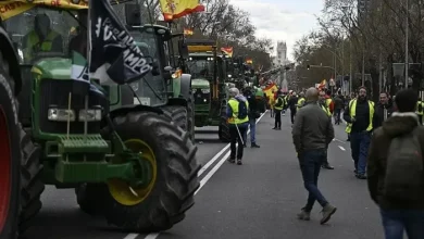 İSPANYA'NIN KATALONYA BÖLGESİNDE ÇİFTÇİLERDEN TRAKTÖRLÜ YOL KAPATMA EYLEMİ