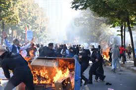 ARNAVUTLUK'TA ÖĞRENCİ PROTESTOLARI: HÜKÜMET BİNALARI ATEŞE VERİLDİ
