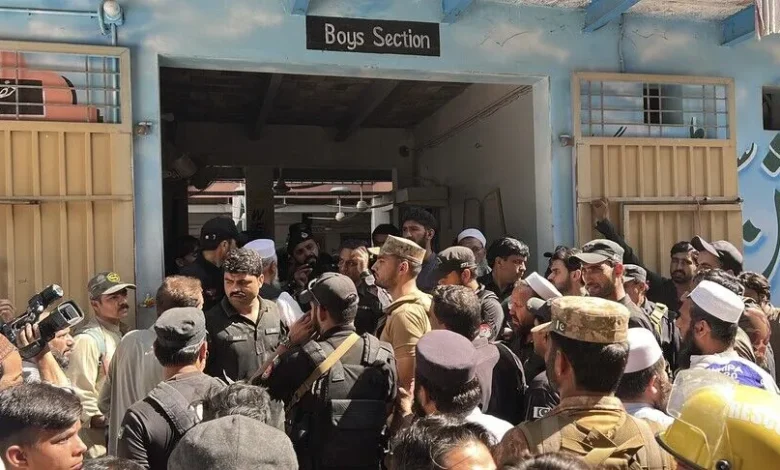 PAKİSTAN'DA OKUL ÇATISI ÇÖKTÜ: 27 ÖĞRENCİ VE BİR ÖĞRETMEN HAYATINI KAYBETTİ