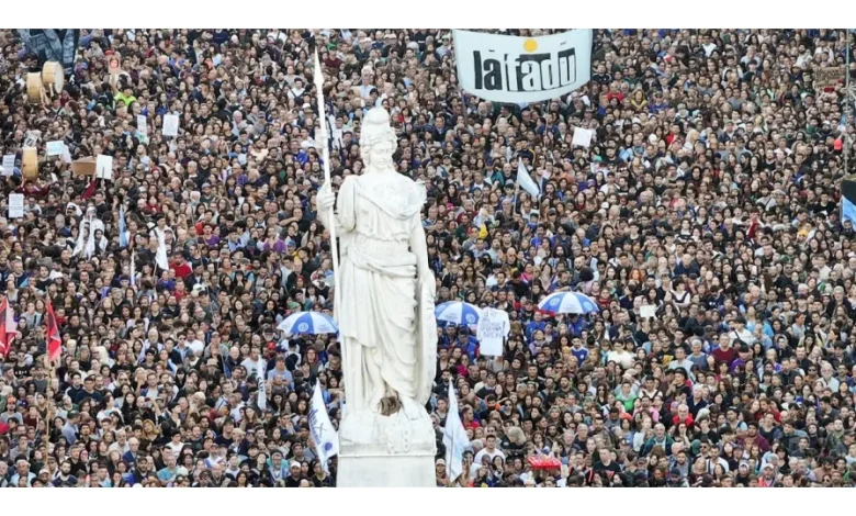 Arjantin'de binlerce kişi hükümetin eğitimdeki bütçe kesintisini protesto etti