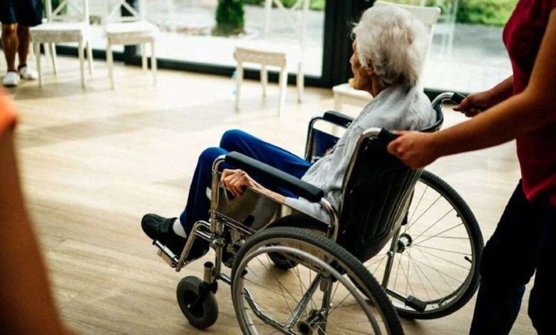 ALMANYA'DA YAŞLILAR YURDUNDA BIÇAKLI SALDIRI: 1 KİŞİ HAYATINI KAYBETTİ, 2 KİŞİ AĞIR YARALANDI