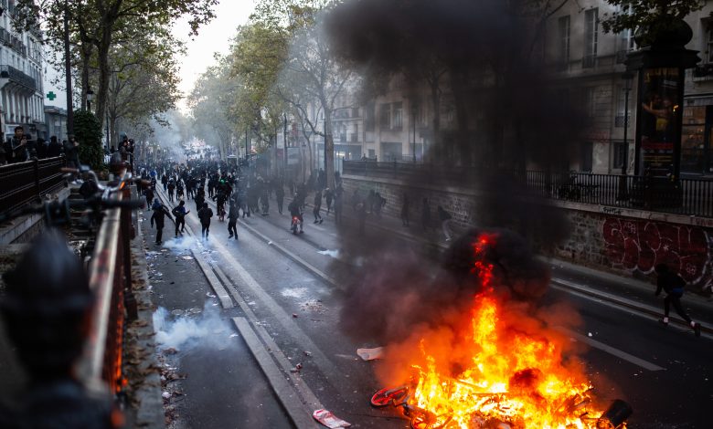 FRANSA'DA SARI YELEKLİLERİN PROTESTOLARI ŞİDDETE DÖNÜŞTÜ: MACRON'DAN SÜKUNET ÇAĞRISI