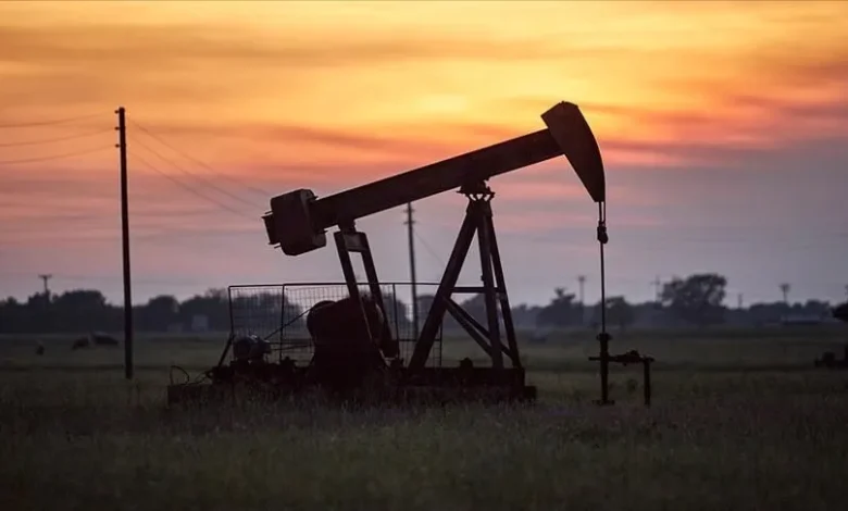 KÜRESEL PİYASALARDA BRENT PETROLÜN VARİL FİYATI 107,34 DOLARA GERİLEDİ