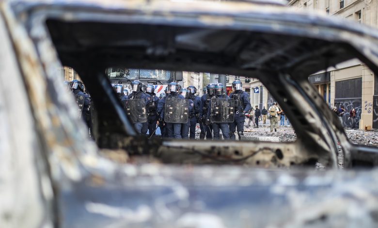 FRANSA'DA PROTESTOLARIN ARDINDAN İÇİŞLERİ BAKANI İSTİFA ETTİ, MACRON KABUL ETMEDİ