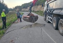 Polis sürücüleri uyardı… Kantara’da yolunda düşen kaya nedeniyle çökme meydana geldi