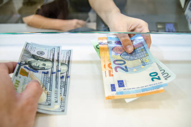 Sterlin 66,60 TL, euro 55,90 TL, dolar 49,80 TL’den işlem görüyor